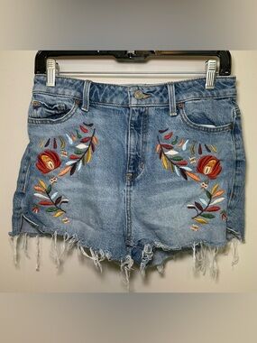 Guess Embroidered Denim Shorts Floral Boho Cutoff Raw Hem Festival Summer Fall